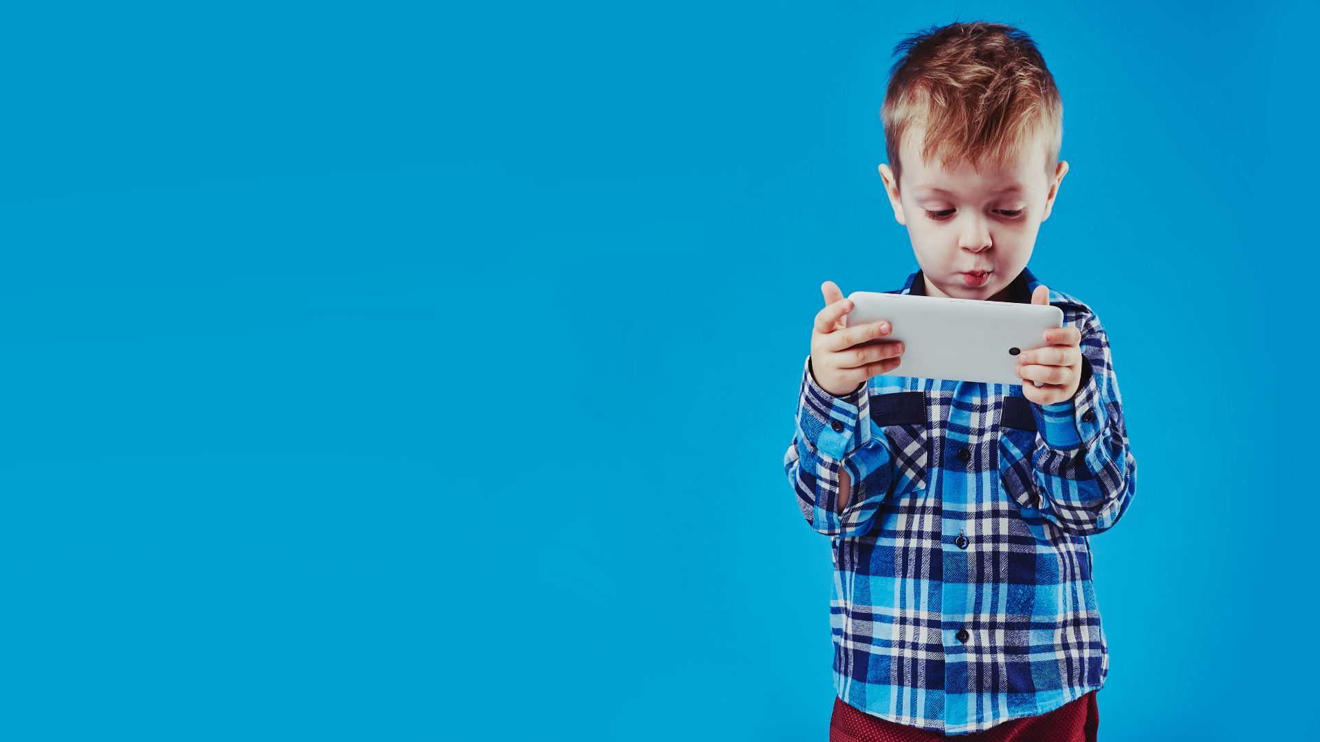 Child using tablet- mobile blogging